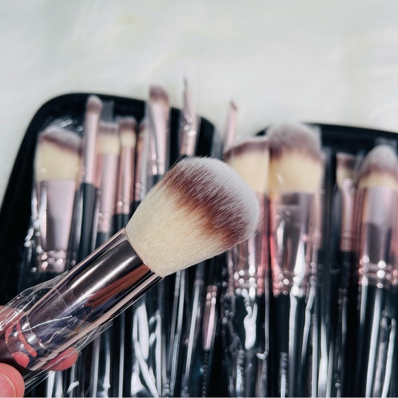 Brand New 18 Pcs Professional Makeup Brush Set/Black - Picture 7 of 11
